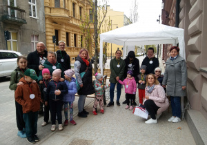 Uczestnicy gry ulicznej pozują na ulicy Włókienniczej.