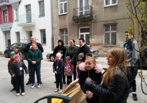 Ulica Włókiennicza. Uczestnicy gry czekają na ogłoszenie werdyktu.