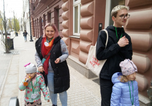 Ulica Włókiennicza. Uczestnicy gry czekają na ogłoszenie werdyktu.