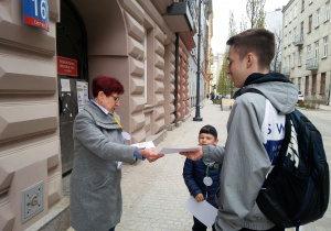 Pani dyrektor wręcza pamiątkowe dyplomy uczestnikom gry.