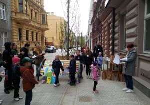 Pani dyrektor wręcza pamiątkowe dyplomy uczestnikom gry.