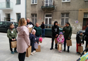 Nauczycielka, organizatorka gry, dziękuje uczestnikom za zaangażowanie.