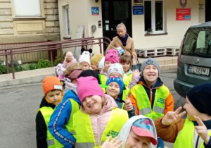 Dzieci pozują do zdjęcia na tle planetarium