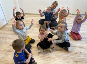 Na zdjęciu widoczne są dzieci z grupy Pszczółek wraz z Panią Marzeną. Dziewczynka trzyma czarnego kota na rękach.