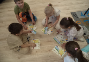 Na zdjęciu widoczne są dzieci z grupy Biedronek, które otrzymały mini-gadżety edukacyjne.