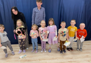 Na zdjęciu widoczne są dzieci z grupy Sówek wraz z Przedsatwcielami Fundacji "Kocia Mama" oraz czarny kot.