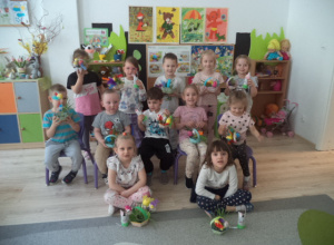 Wspólne zdjęcie dzieci z grupy Sówek wraz z wykonanymi ozdobami świątecznymi.