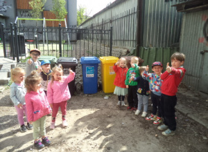 Na zdjęciu widoczne są dzieci podczas obchodów Dnia Ziemi - zdobyły cenną wiedzę na temat prawidłowej segregacji śmieci.