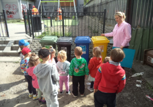 Na zdjęciu widoczna jest Pani Marzena wraz z dziećmi. Pani Marzena przekazuje cenną wiedzę na temat prawidłowej segregacji śmieci.