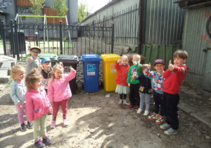 Dzieci z grupy Pszczółek uczą się, jak prawidłowo segregować odpady - papier, szkło, plastik, odpady bio oraz odpady zmieszane.