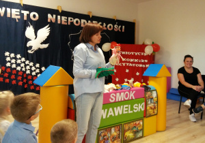 Nauczycielka odgrywa scenkę z wykorzystaniem pacynek.