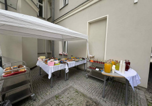Na zdjęciu widoczne są ciasta, ciasteczka, owoce oraz napoje, które zostały przygotowane przez rodziców z okazji Pikniku Rodzinnego.