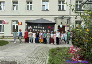 Na zdjęciu jest grupa Motylków, która wspólnie śpiewa piosenkę.