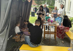 Na zdjęciu widać stoisko, na którym Pani Paulina oraz Pani Marysia malowały dzieciom twarze.