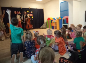 Na zdjęciu widoczne są dzieci z naszego przedszkola oraz Pan, który gra na instrumencie (kontrabas).
