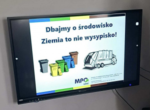 Warsztaty dla przedszkolaków organizowane przez MPO Łódź - na zdjęciu widoczna jest tablica multimedialna, na której wyświetlana jest prezentacja na temat dbania o nasze środowisko.