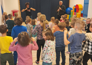 Dzieci tańczą " Kaczuszki" przy akompaniamencie klarnetu.