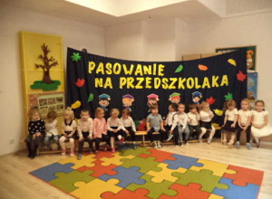 Pasowanie na Przedszkolaka - na zdjęciu widoczne są dzieci, które brały udział w Pasowaniu na Przedszkolaka.
