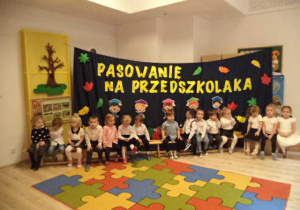 Na zdjęciu możemy zobaczyć dzieci, które czekają na ważną uroczystość Pasowania.