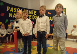 Na zdjęciu widać czworo dzieci, które mówią wiersz podczas uroczystości Pasowania na Przedszkolaka