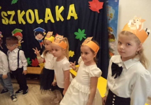Na zdjęciu widoczne są dzieci ze starszych grup przedszkolnych, które brały czynny udział w Pasowaniu na Przedszkolaka