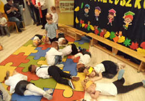 Na zdjęciu widać dzieci, które wykonują różne ćwiczenia podczas uroczystości Pasowania na Przedszkolaka