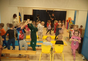 Na zdjęciu widoczne są dzieci, Nauczyciele oraz Pani i Pan, który grał na fagocie. Dzieci świetnie się wspólnie bawią i tańczą.