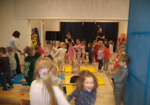 Na zdjęciu widoczne są dzieci oraz Panie Nauczycielki, które wspólnie tańczą do muzyki granej na fagocie przez Pana Szymona.