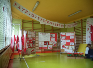 Sala gimnastyczna udekorowana w barwy narodowe.