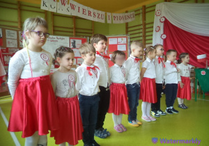 Dzieci z grupy Biedronek ubrane w kolory flagi występują na konkursie.