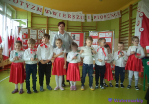 Dzieci z grupy Biedronek ubrane w kolory flagi pozuje do zdjęcia z nagrodami.