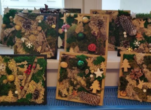 Na zdjęciu widać stroiki bożonarodzeniowe wykonane przez przedszkolaki.