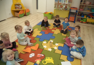 Na zdjęciu widać dzieci z najmłodszej grupy podczas tegorocznej zabawy andrzejkowej - wróżba z wykorzystaniem butelki - kim będę w przyszłości?