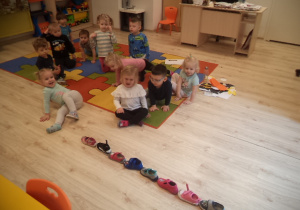 Na zdjeciu są dzieci z grupy Pszczółek, które układają buty - słynna wróżba z butami (który but pierwszy dotrze do drzwi)