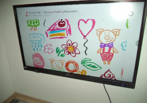 Na zdjęciu widoczny jest ekran, na którym wyświetlana jest bajka o kredce.