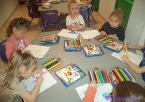 Dzieci z grupy Sówek kolorują kredki, według swojego własnego pomysłu.