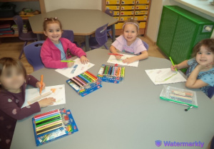 Na zdjęciu widoczne są cztery dziewczynki, które kolorują kredki z okazji obchodów Dnia Kredki.