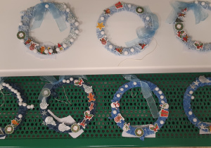 Na zdjęciu widoczne są wykonane przez dzieci i ich rodziców świąteczne wieńce.