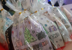 Na zdjęciu są gotowe, zapakowane w świąteczne torebki czekoladki.