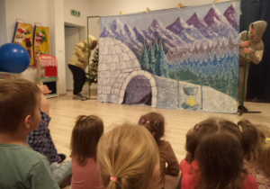 Aktorzy ganiają się za zimową scenografią.