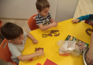 Na zdjęciu widać dwóch chłoców wycinających pierniki.