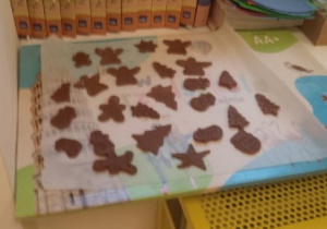 Na zdjęciu widać wycięte przez dzieci pierniczki.