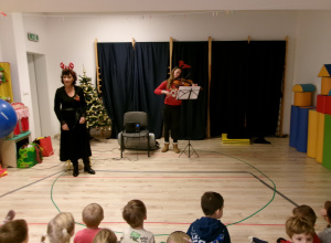 Na zdjęciu są Panie prowadzące świąteczną audycję muzyczną - jedna z Pań śpiewa, a druga gra na instrumencie - altówka.