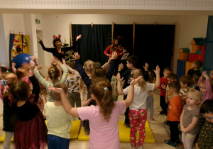 Dzieci wraz z Paniami tańczą i śpiewają w rytm świątecznych piosenek.