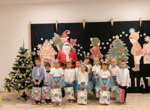 Na zdjęciu są dzieci z grupy Motylków w towarzystwie Mikołaja.