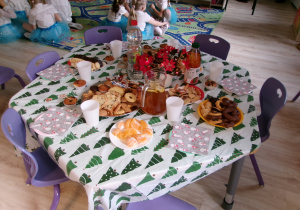 Na zdjęciu widać przygotowany dla dzieci słodki poczęstunek