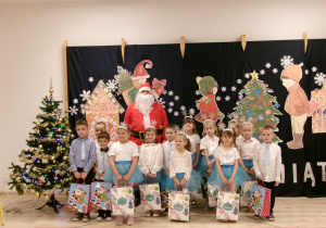 Na zdjęciu widać dzieci z grupy Motylków, w towarzystwie Mikołaja, który wręczył przedszkolakom prezenty.
