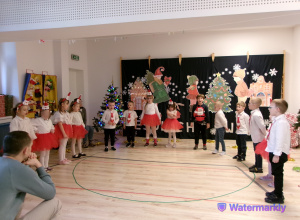 Na zdjęciu widać Starszaki, które biorą udział w świątecznym spotkaniu, wspólnie śpiewając piosenki.