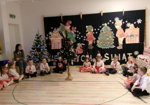 Na zdjęciu są dzieci z najstarszej grupy przedszkolnej, które śpiewają piosenkę o choince.