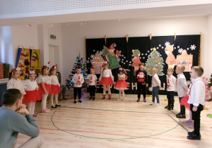 Na zdjęciu widzimy dzieci z grupy Biedronek, które aktywnie biorą udział w spotkaniu świątecznym.